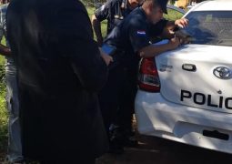 CIUDADANO ES SORPRENDIDO ARROJANDO BASURAS EN EL MURO DE CONTENCIÓN.