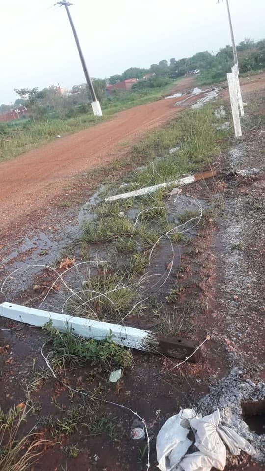 MIENTRAS LA MUNICIPALIDAD LIMPIA Y MEJORA, OTROS DESTRUYEN.