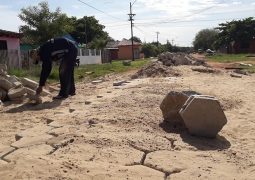 TRABAJOS DE ADOQUINADO EN EL BARRIO ITACURUBI