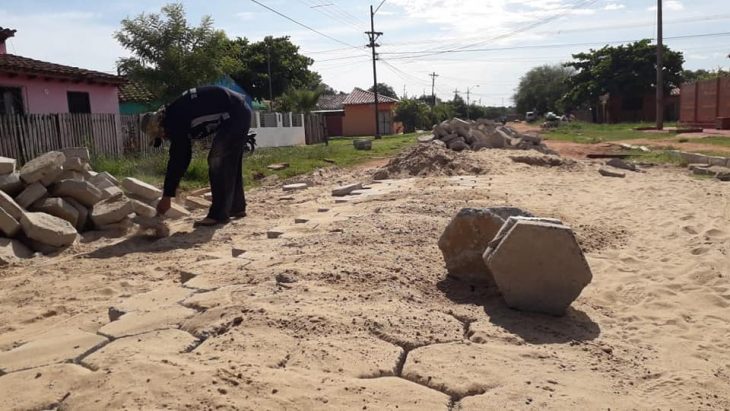 TRABAJOS DE ADOQUINADO EN EL BARRIO ITACURUBI