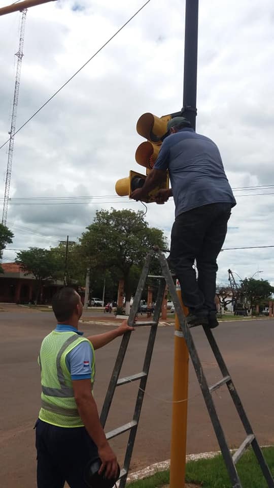 TÉCNICOS Y PMT REALIZAN CONTROL Y REPARACIÓN DE SEMÁFOROS INSTALADOS EN LA CIUDAD DE CONCEPCIÓN
