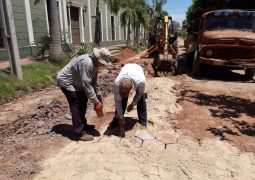 PROSIGUEN LOS TRABAJOS DE REPARACIÓN DE PAVIMENTOS DE ADOQUIN.