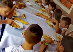 MUNICIPALIDAD DE CONCEPCIÓN PROVEE ALMUERZO A NIÑOS DEL DISTRITO.