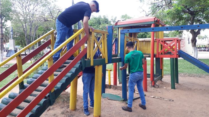 ESCUELA TALLER TRABAJA EN EL MEJORAMIENTO DE LA PLAZA PINEDO